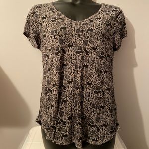Lightweight wild pattern v-neck tee